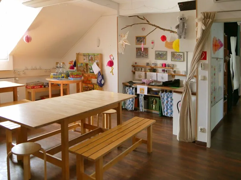 Unsere Kombüse mit langen Holztischen und Kinderzeichnungen